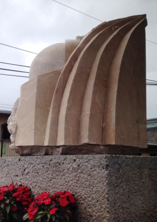Escultura Flor Ancestral obra de Ibo Bonilla ubicada en la ESPH, Heredia